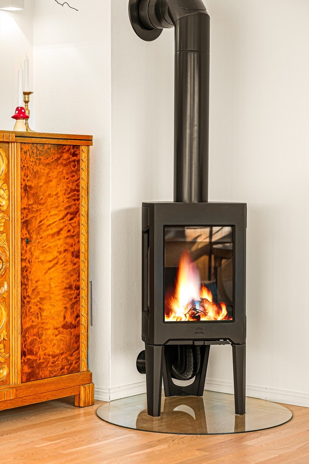 Stuens moderne vedovn er fra Jøtul og ble montert så nylig som i 2023. Galleribilde