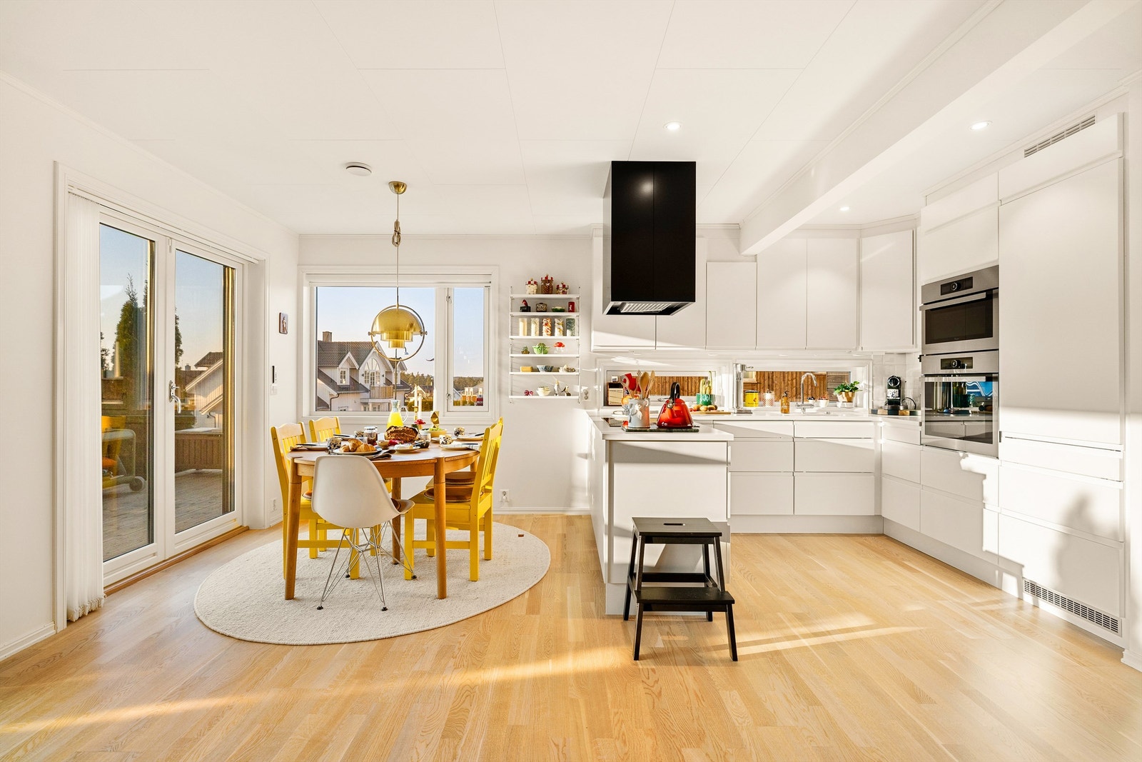 Med sin stilsikre fremtoning fyller kjøkkeninnredningen fra Aubo også rollen som et stort moderne møbel. Galleribilde