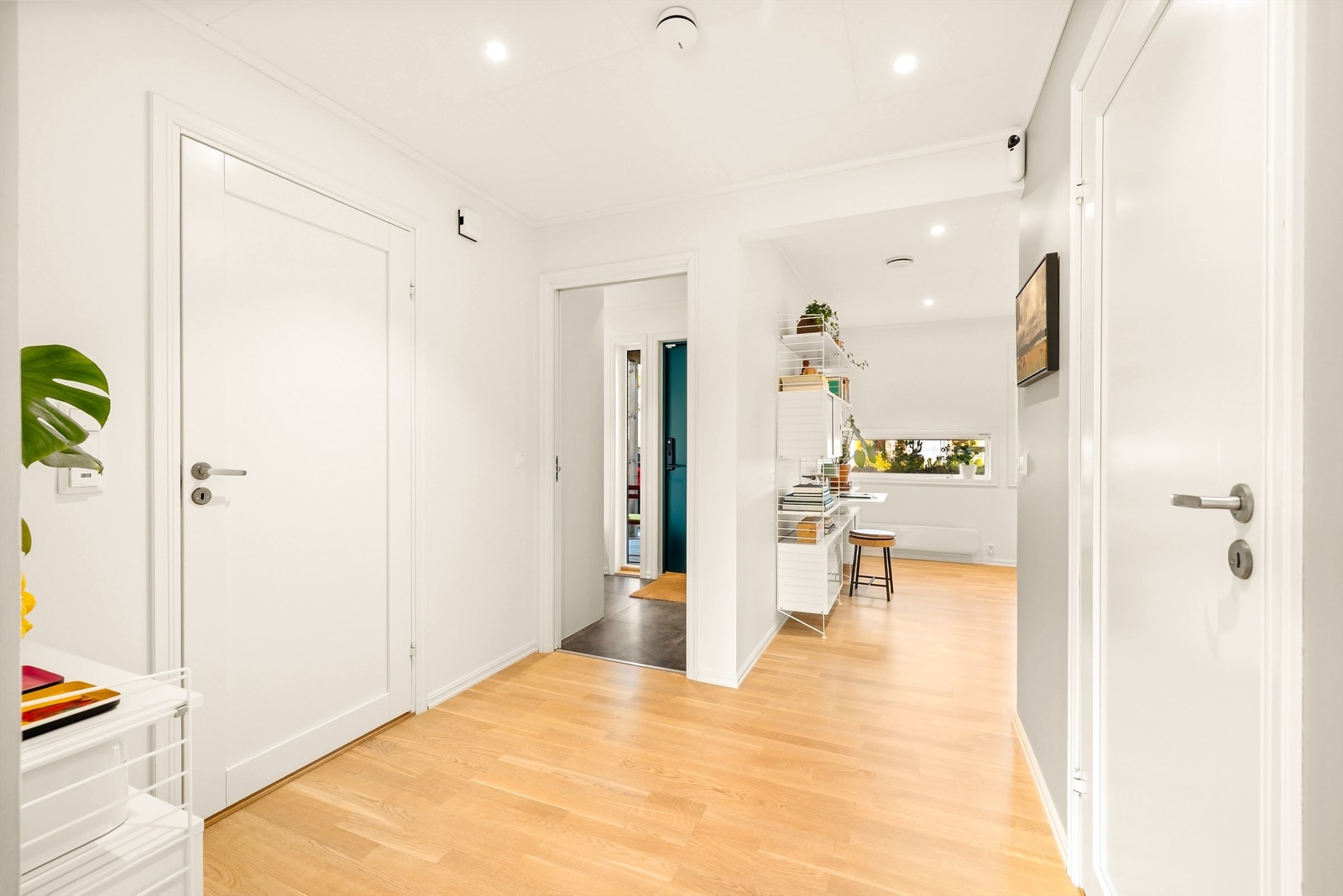 Omkring gangen finner du både bod (til høyre) og vaskerom (til venstre) med toalett lett tilgjengelig for blant annet besøkende. Galleribilde