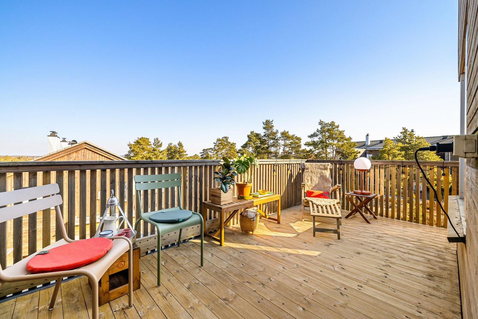 På balkongen sees langstrakt utsikt til skogene i øst - et naturskjønt skue å hvile blikket på. Galleribilde