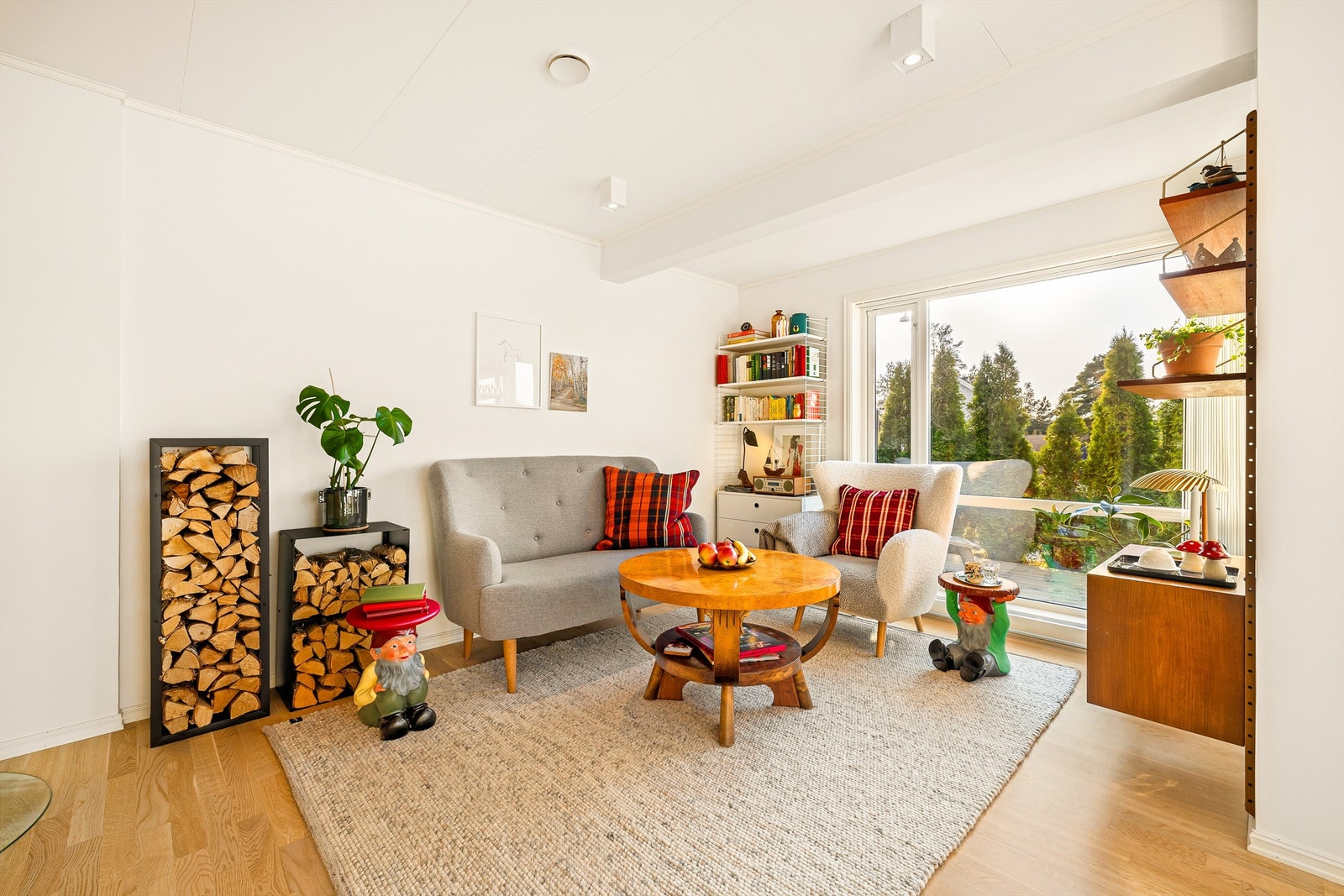 Hekken foran terrassen er effektivt skjermende mot innsyn også til stuen, som i sin helhet er orientert i vestlig retning. Galleribilde