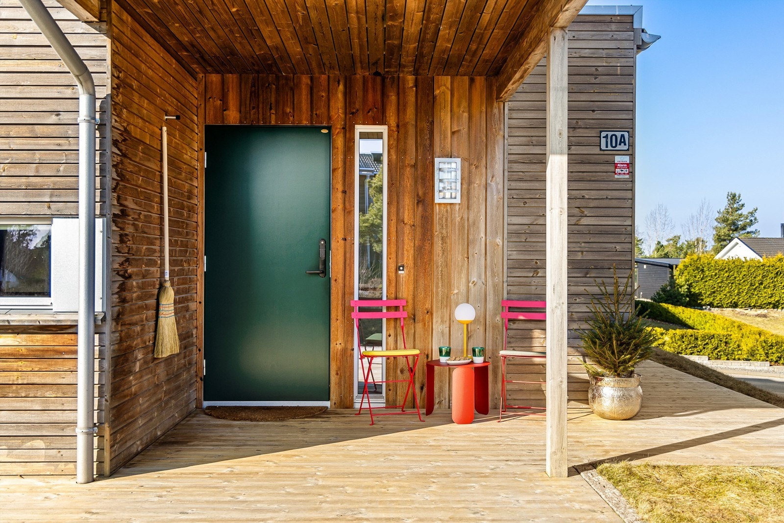 Balkongen overbygger og skjermet inngangspartiet godt mot nedbør. Elektronisk kodelås gjør nøkler overflødige. Galleribilde