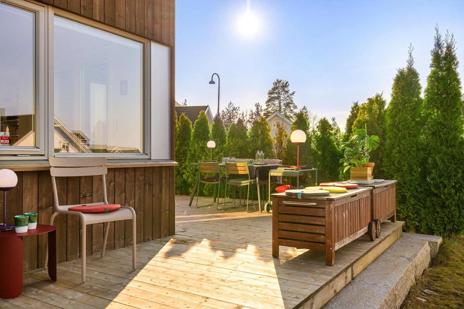 Terrassen strekker seg helt rundt fra inngangspartiet til vestsiden der solen titter inn fra rundt kl. 13-14 sommerstid. Galleribilde