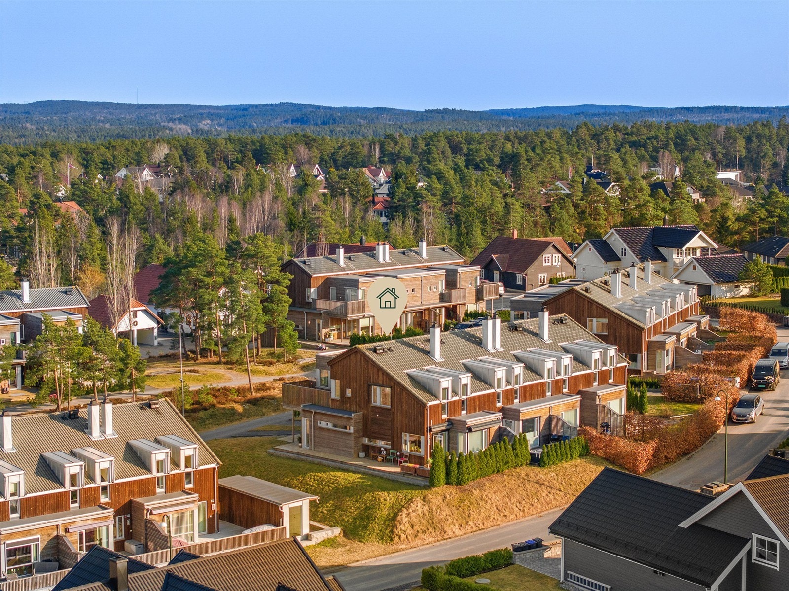 Boligen har en attraktiv plassering internt i sameiet, litt elevert i forhold til øvrig bebyggelse. Galleribilde