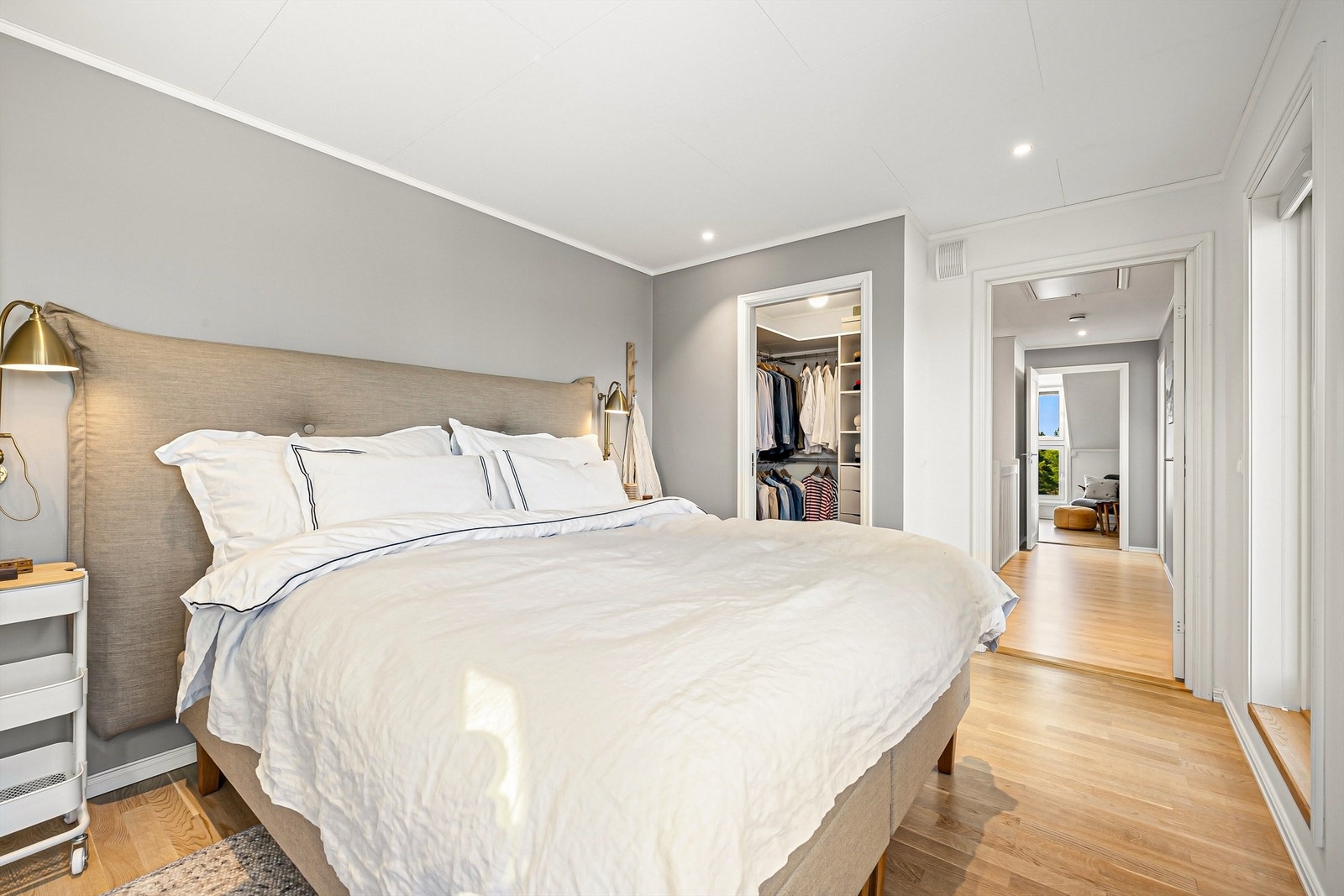 Boden i andre etasje er tatt i bruk som walk-in closet for hovedsoverommet. Galleribilde