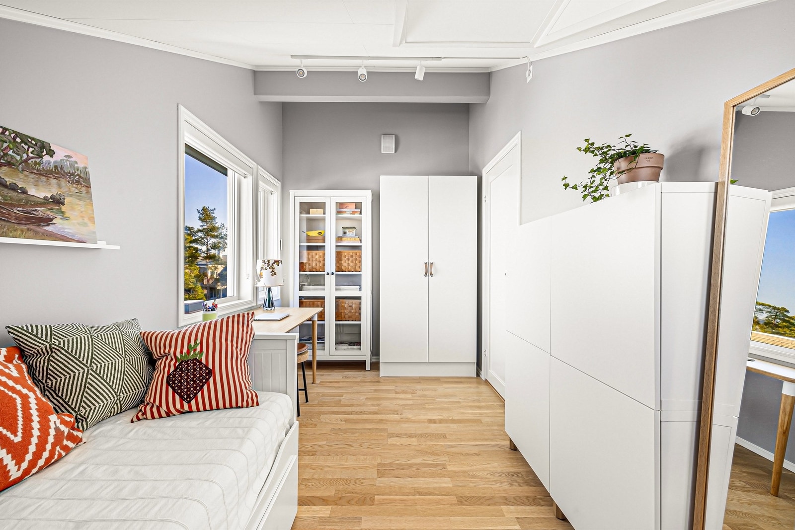 I barnerommene skråner himlingene opp til en luftig høyde som har positiv innvirkning på romfølelsen. Galleribilde