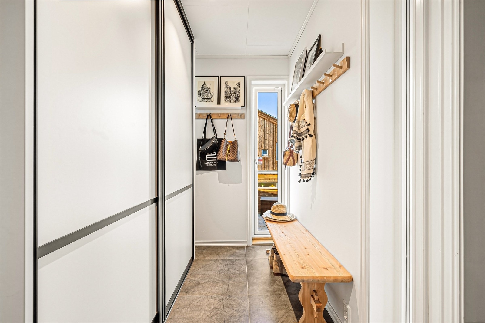 Skyvedørsgarderobe er installert også i entreen. Galleribilde