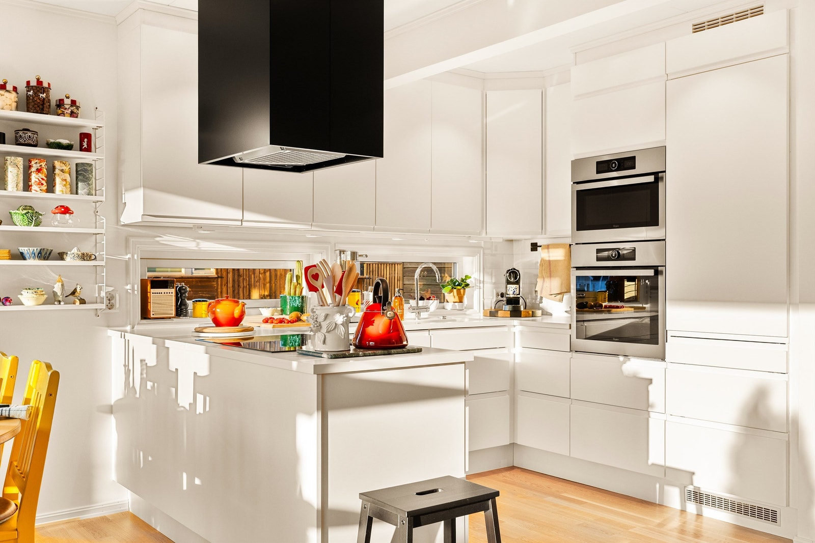 Med U-formede benker og mange oppbevaringsmuligheter er kjøkkenet praktisk i daglig bruk. Galleribilde