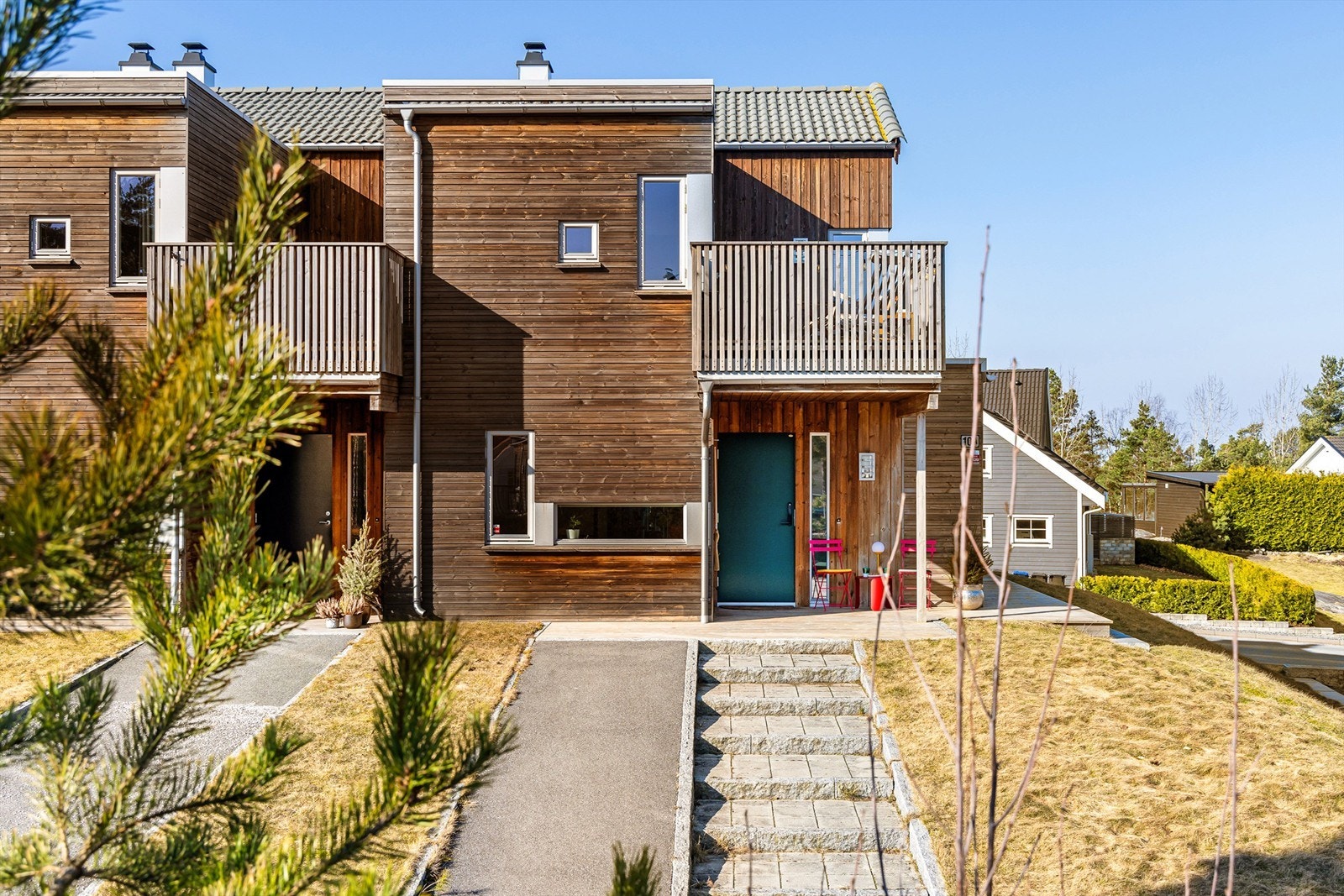 Denne boligen har en fordelaktig plassering på husrekkens ende, med tilhørende uteareal rundt alle yttervegger. Galleribilde