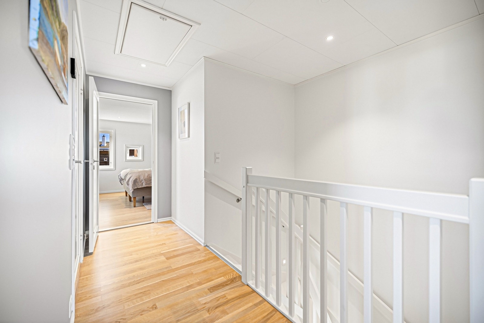 Loft med lagringsmuligheter er tilgjengelig fra gangen mellom badet og soverommene. Galleribilde