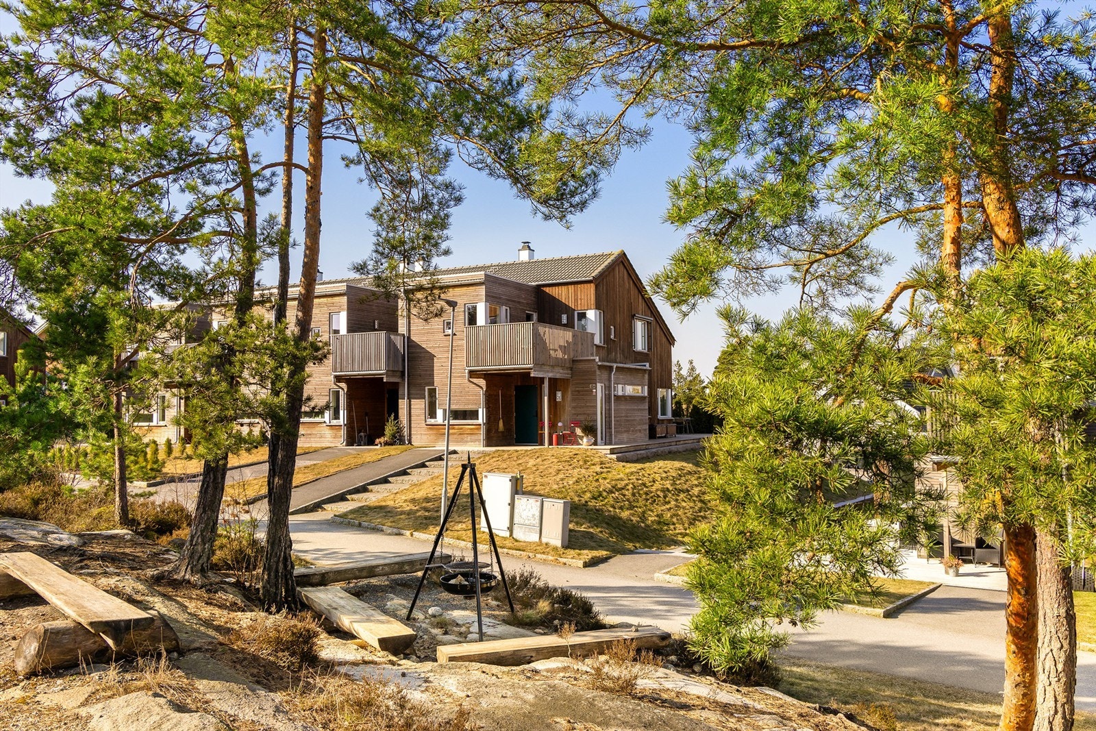 Fine leke- og møteplasser finnes i skogholtene som er bevart mellom husrekkene. Galleribilde