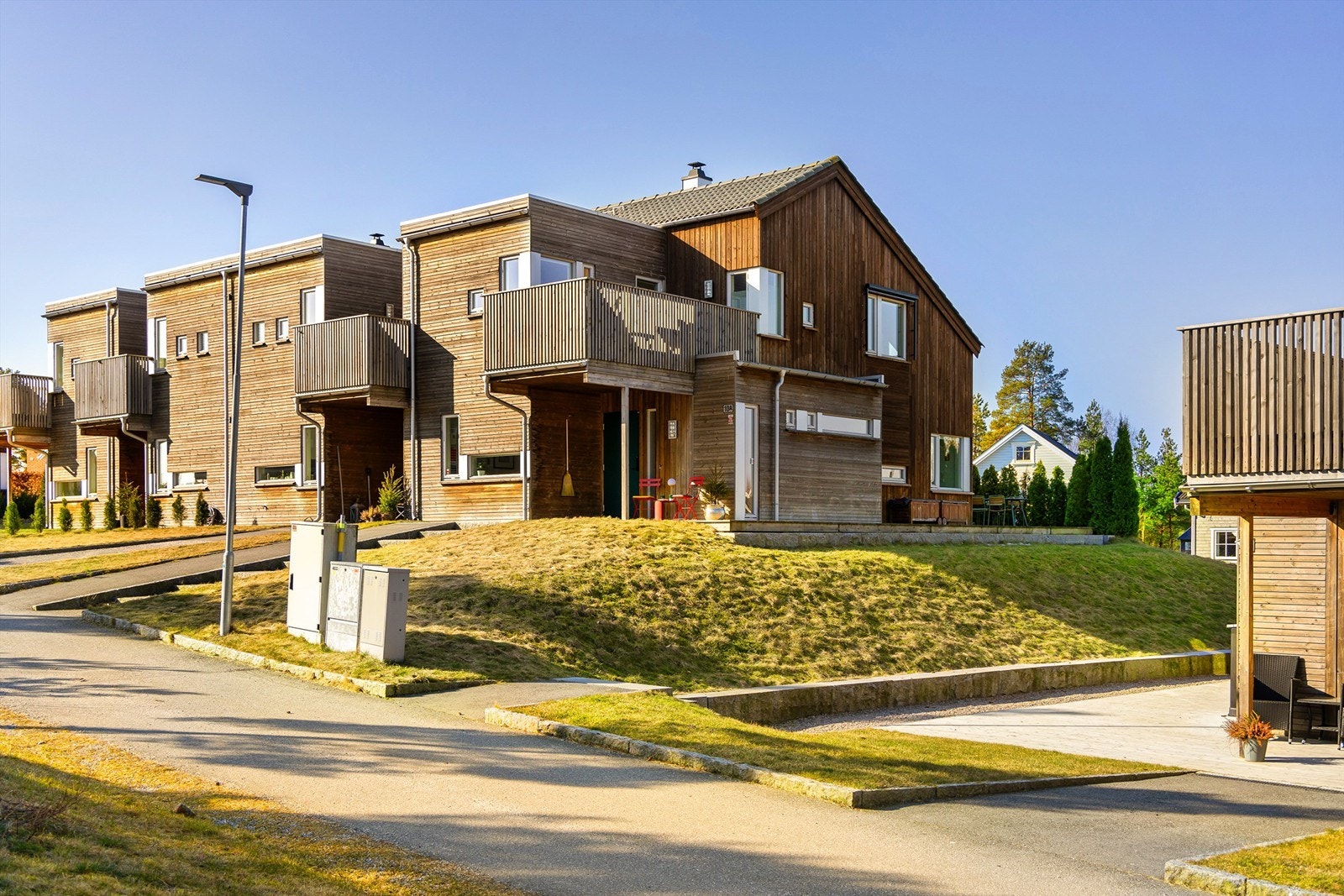 Parkeringsplass i felles underjordisk garasjeanlegg medfølger. Det er anledning til å kjøre frem til inngangspartiet, for enkel av- og pålessing. Galleribilde