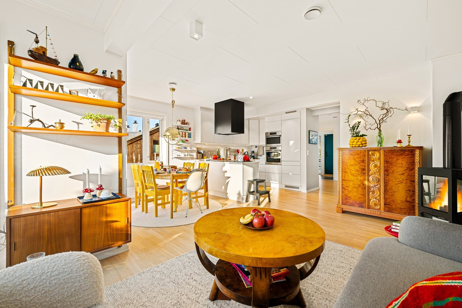 Arealet er effektivt disponert i begge etasjer. Ytterligere en stue finnes i motsatt side av første etasje. Galleribilde