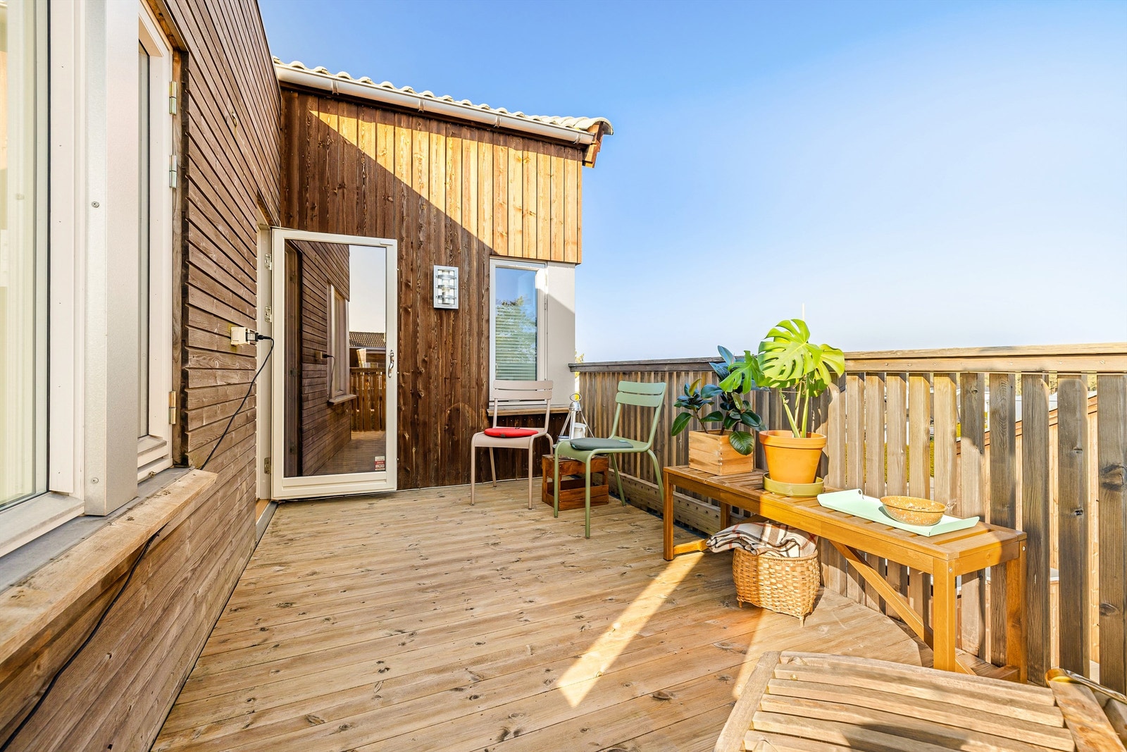 For morgenkaffen er balkongen et naturlig valg. Her møter du solen grytidlig sommerstid. Galleribilde