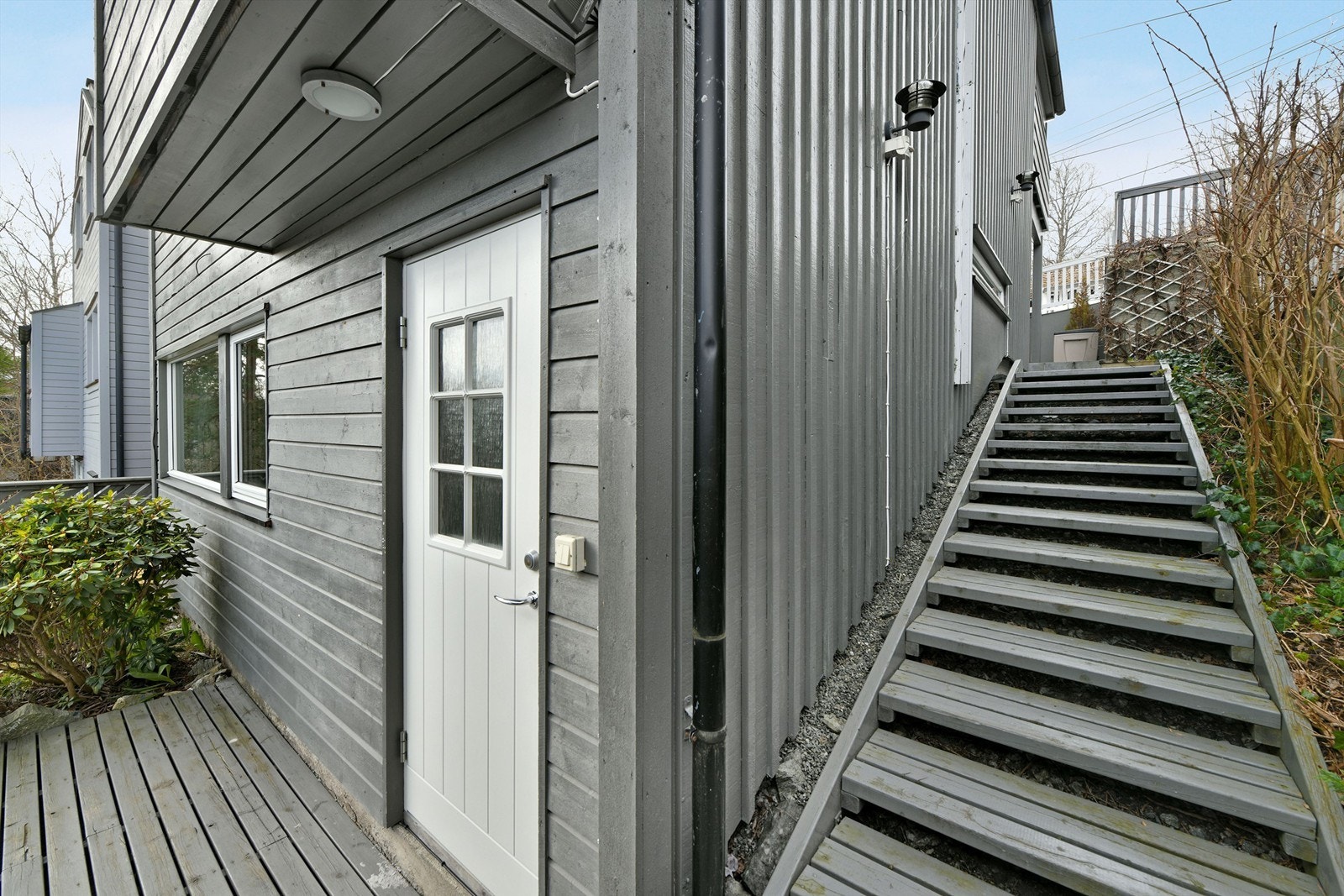 Egen inngang til underetasjen - denne etasjen er innredet som en hybel (hybelen er ikke godkjent, se punkt "adgang til utleie" i salgsoppgaven for nærmere informasjon) Galleribilde