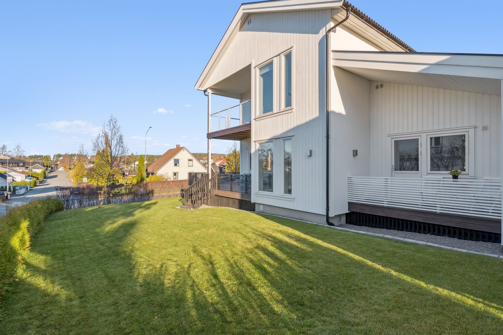 Lettstelt og solrik hage. Galleribilde