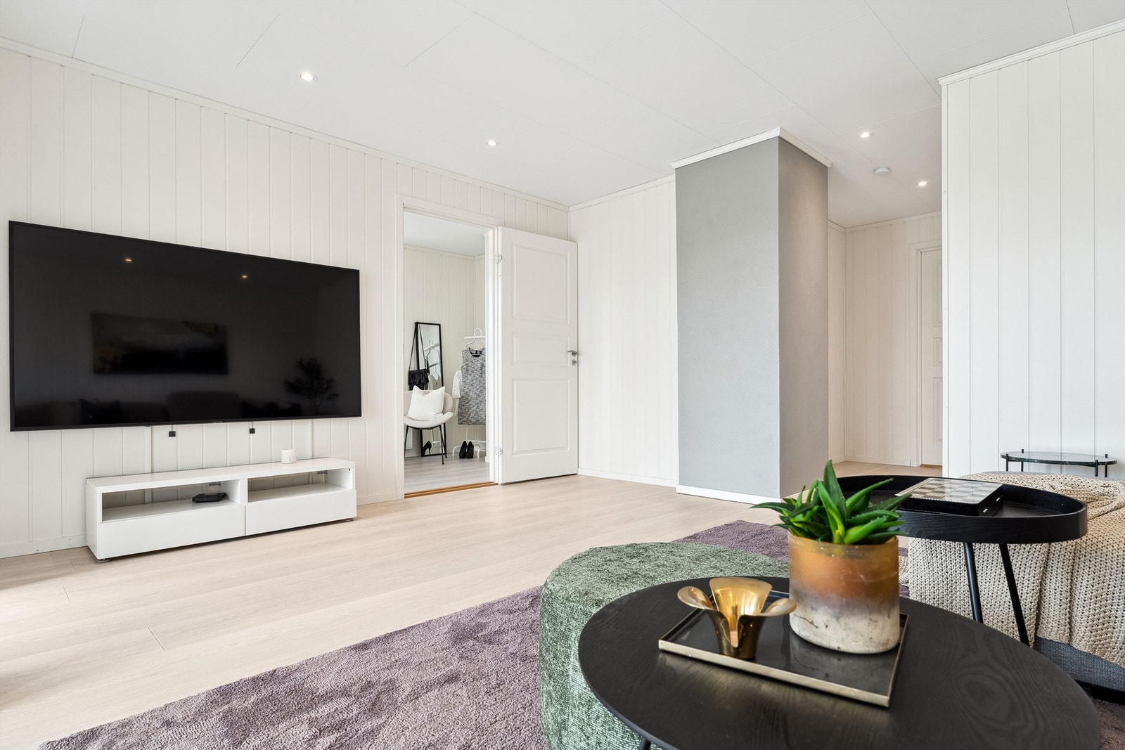 Med god plass til sofagruppe og opplegg for TV er det mange muligheter her. Galleribilde