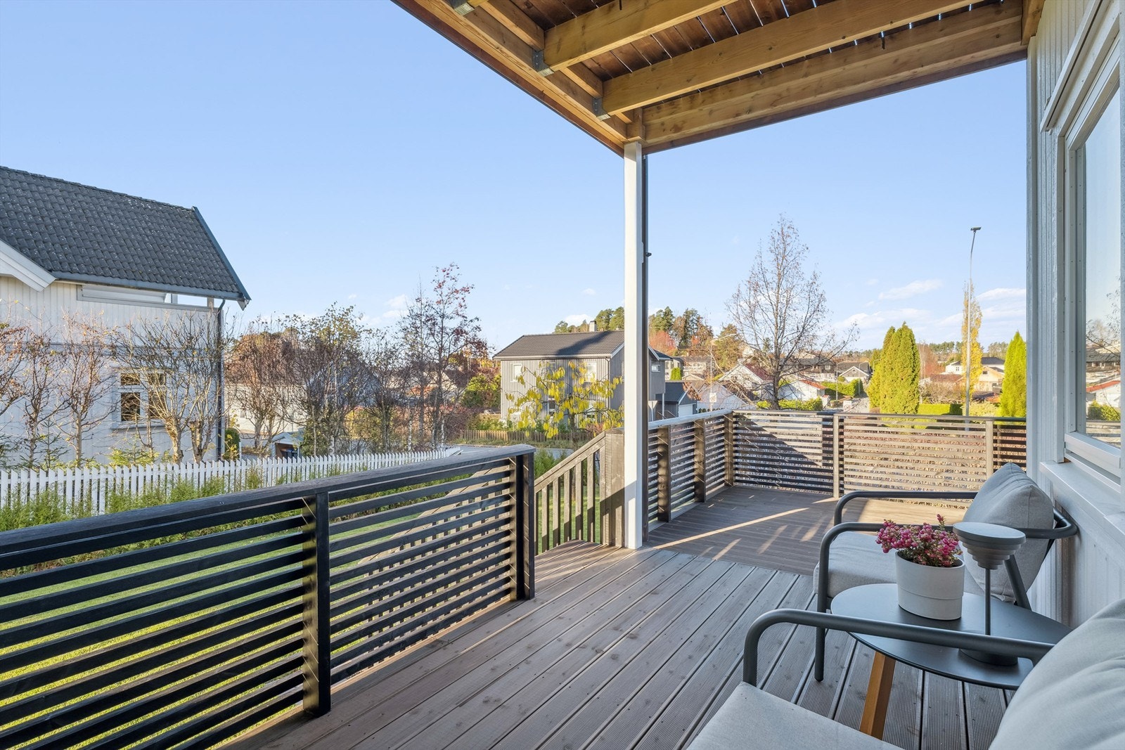 Fra stuen i 1. etasje er det adkomst ut til den sørvest-vendte terrassen med gode solforhold og godt med plass til utemøbler. Galleribilde