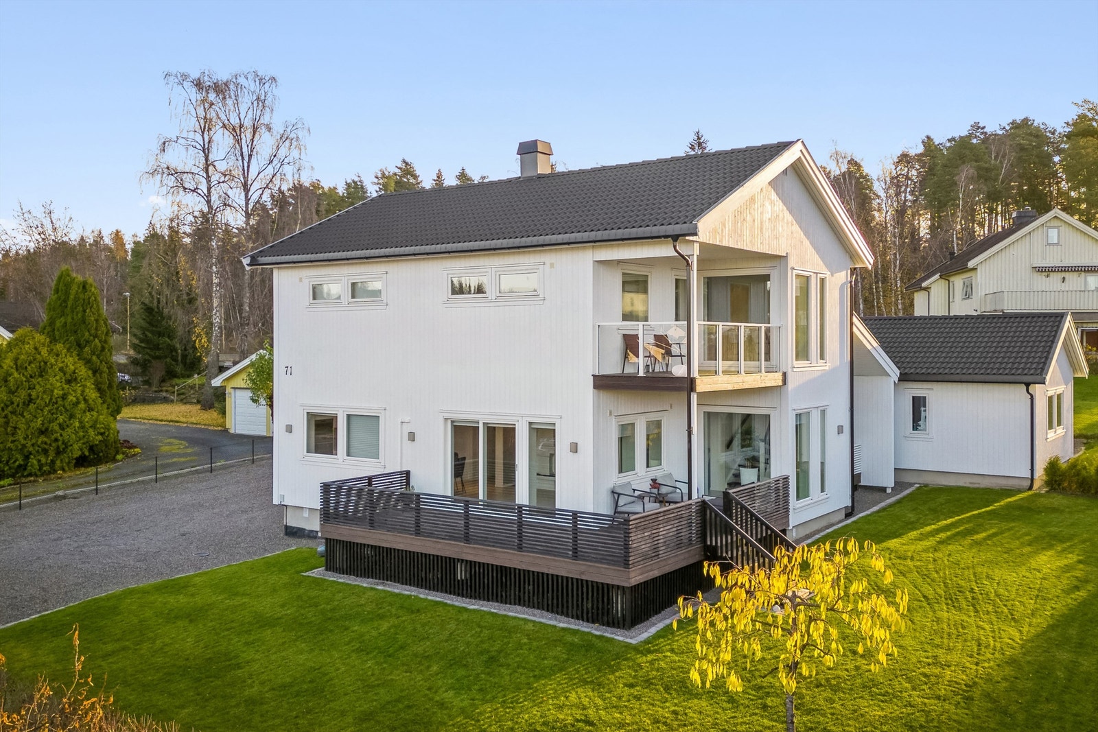 Velkommen til Hakabekkvegen 71! Meget innbydende og innholdsrik eiendom som de senere årene har boligen blitt utvidet i form av et tilbygg, samt påbygg av en ekstra etasje. Galleribilde