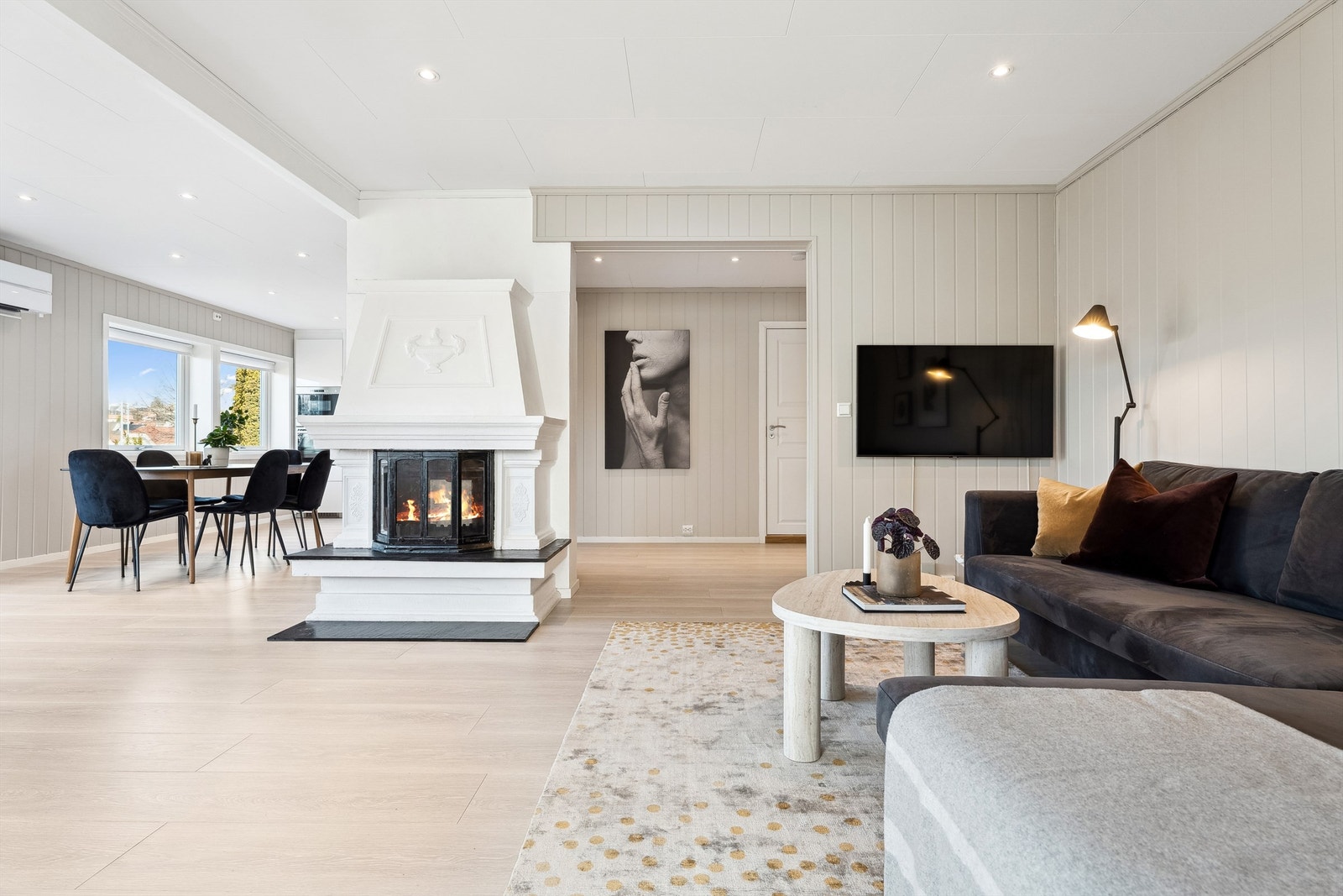 Godt med plass til spisegruppe og sofagruppe, samt en flott peis som bidrar til både oppvarming og pynt. Galleribilde