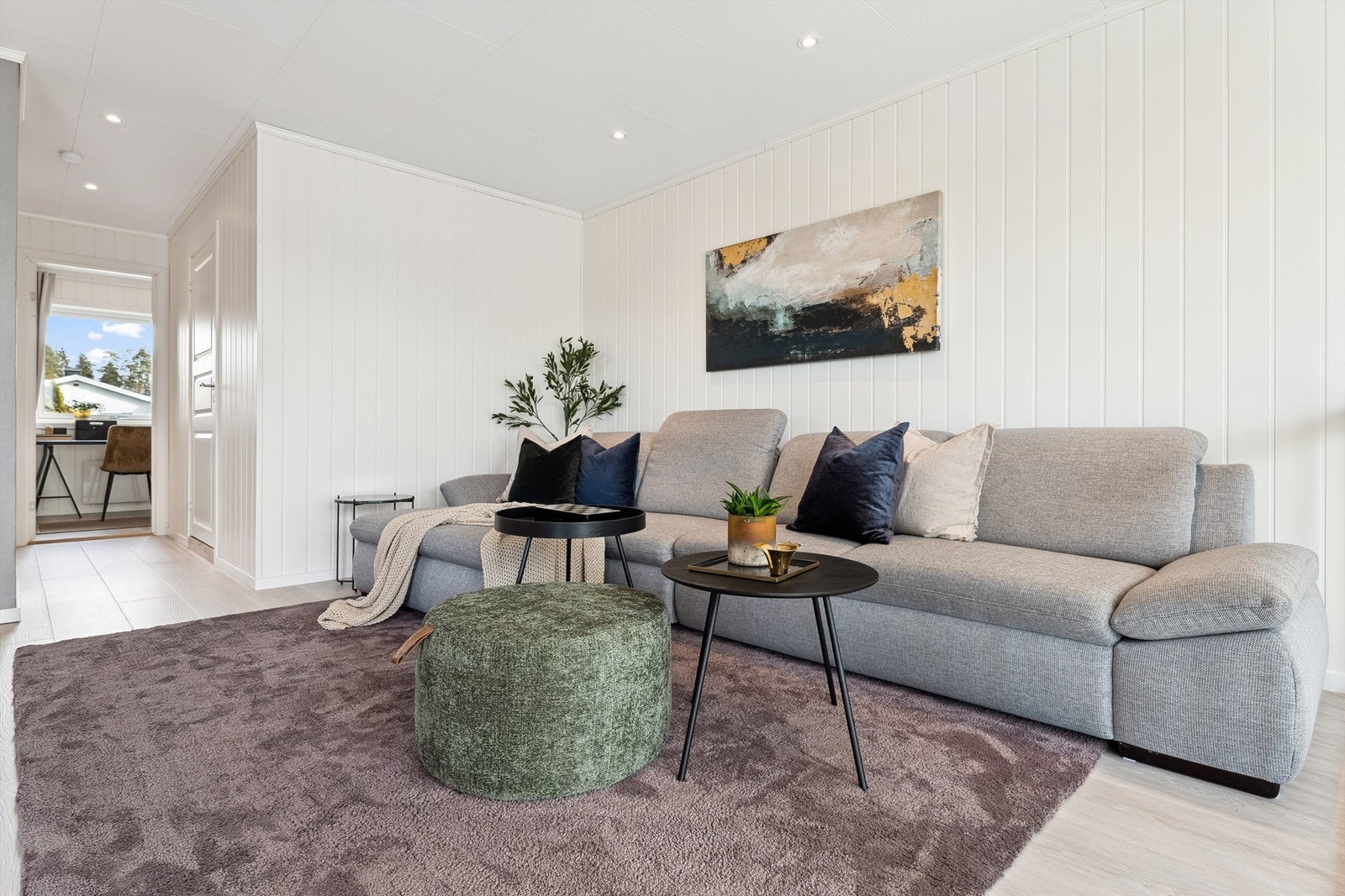 Fra loftstuen er det også adkomst ut til en solrik balkong man kan nyte på gode sommerdager. Galleribilde
