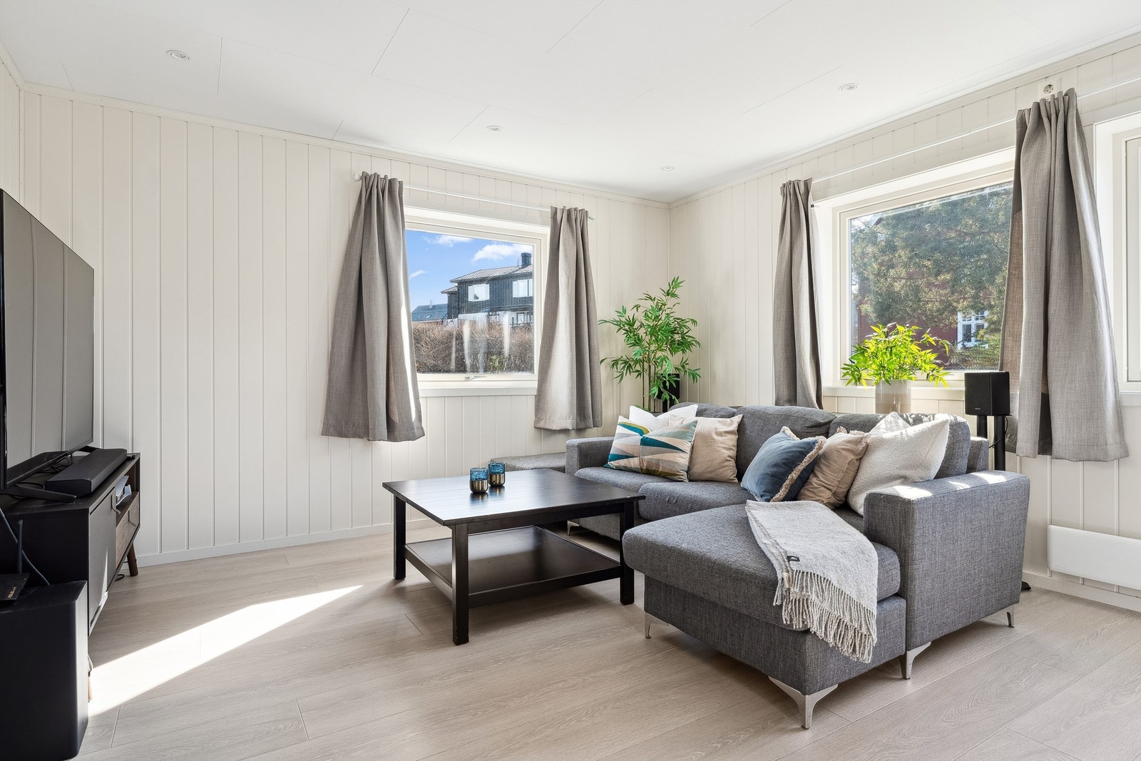 Stue i utleiedelen er romslig med plass til en sofagruppe og opplegg for TV. Store vinduer gir godt lysinnslipp og skaper en luftig romfølelse. Galleribilde