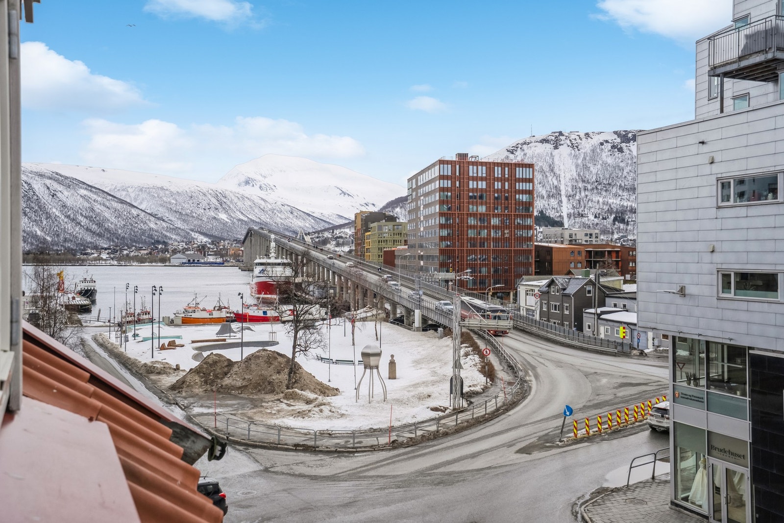 Utsikt fra stuen mot Tromsøbrua, Tromsdalstinden og Fløya. Galleribilde
