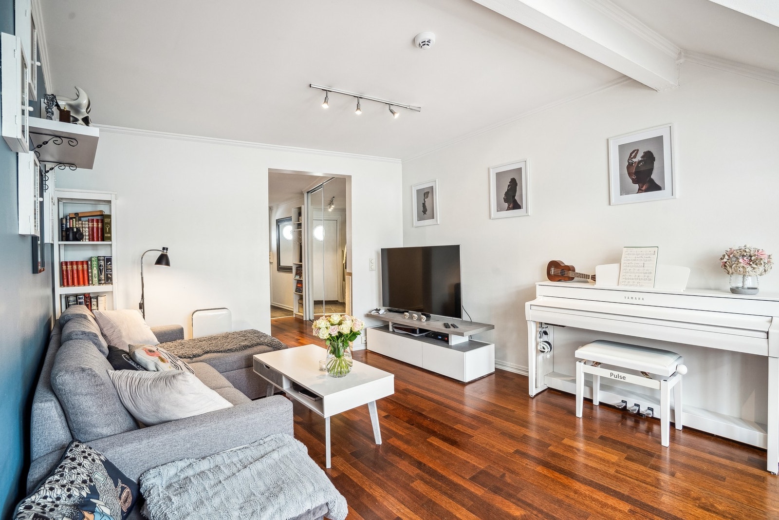 Stue med god plass til stor sofa. Galleribilde