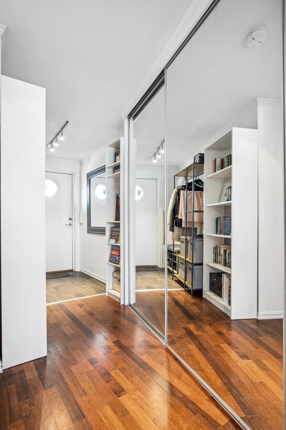 Gang med stor garderobeløsning. Galleribilde