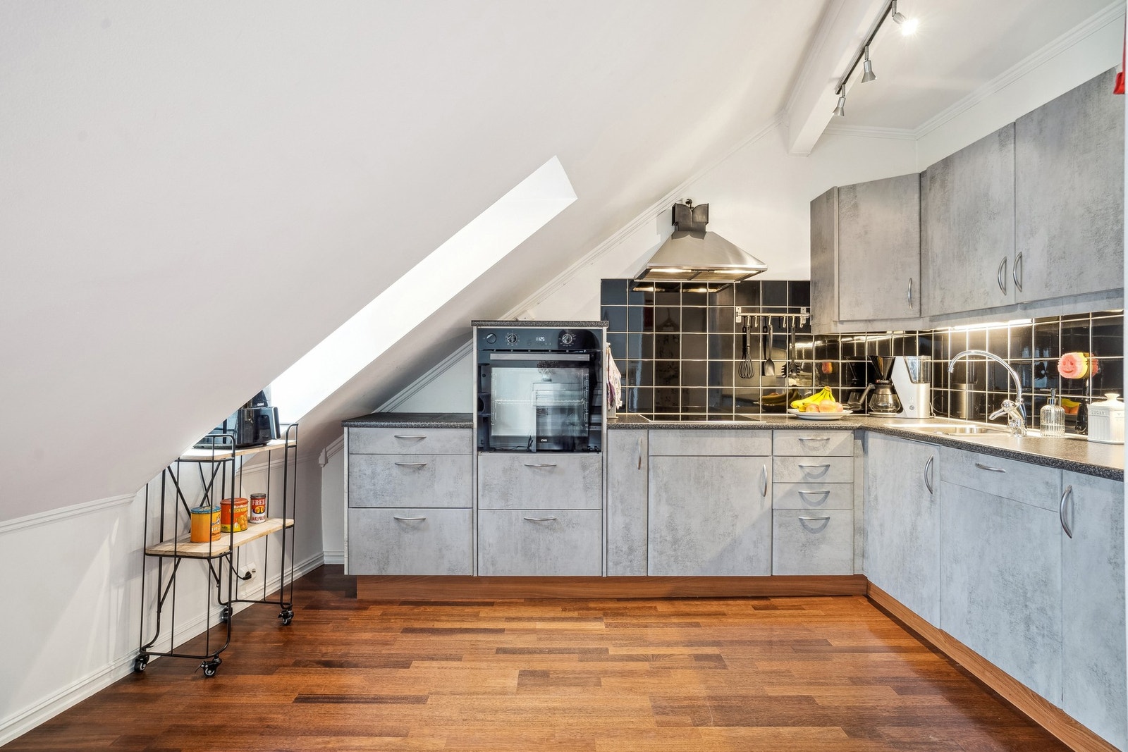 Kjøkken med godt med skap og benkeplass. Galleribilde