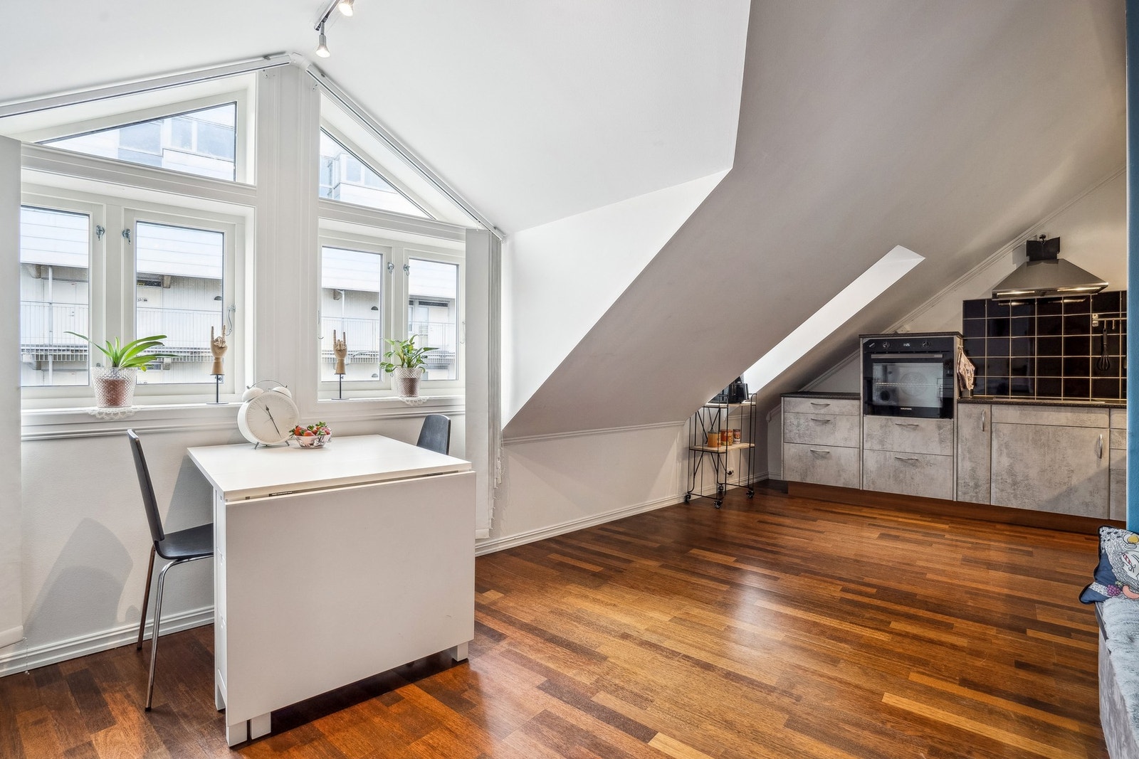 Kjøkkenet ligger i et hjørne av stuen. Galleribilde