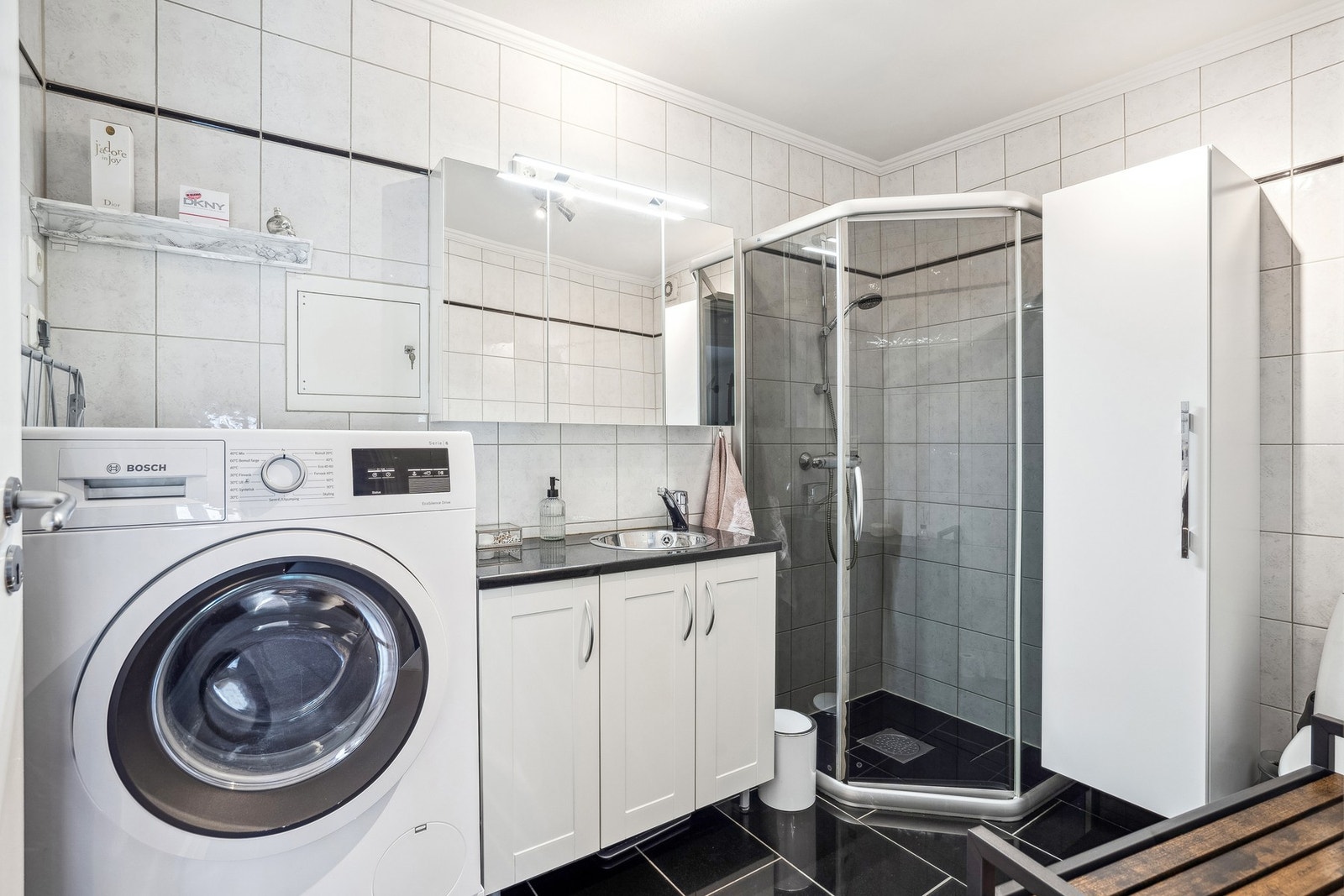 Bad med opplegg for vaskemaskin. Galleribilde