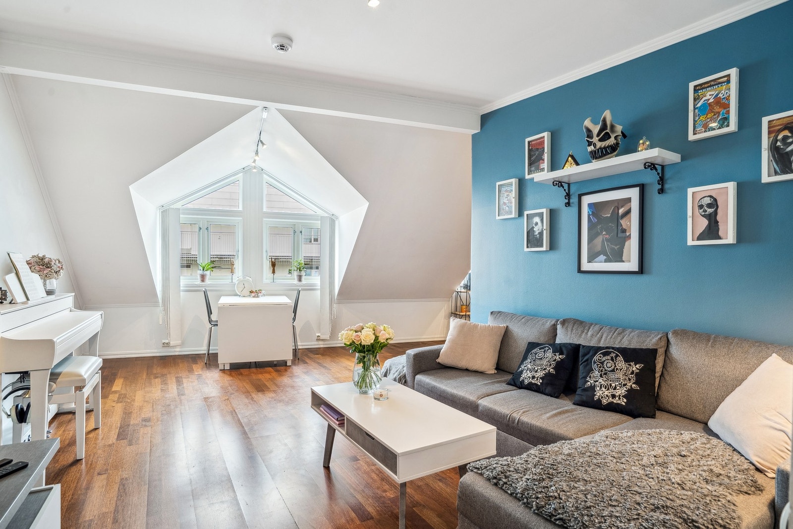 Fra gangen kommer man inn i en trivelig stue. Galleribilde