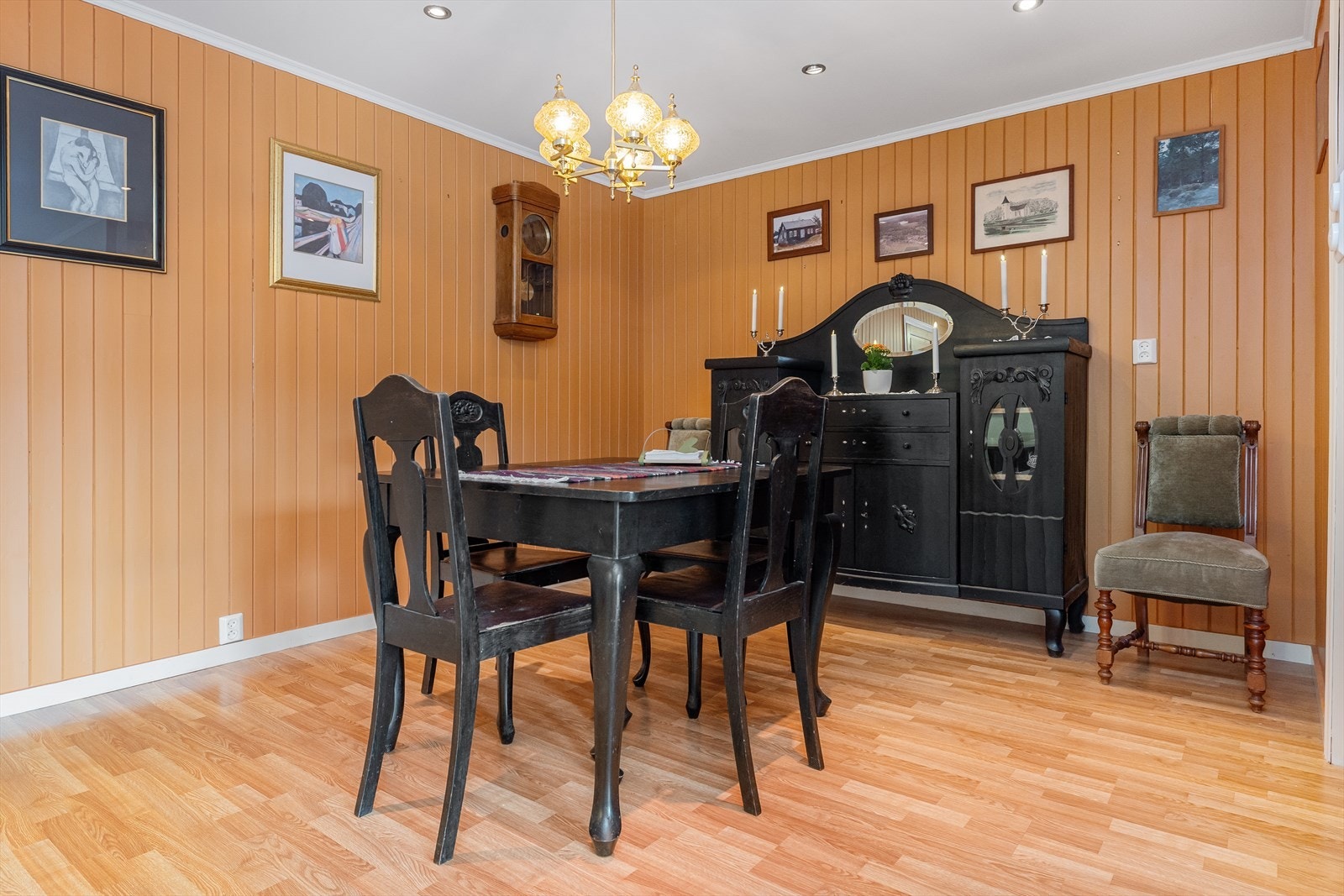 Hyggelig spiseplass hvor man kan nyte middagen i godt selskap. Galleribilde