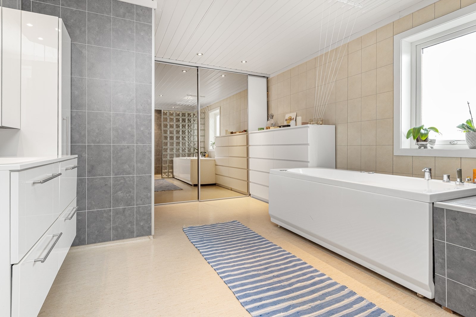 På badet finner vi også en praktisk skyvedørsgarderobe for praktisk oppbevaring. Galleribilde