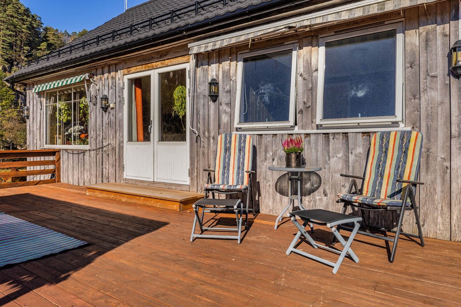 Her kan solen nytes i husveggen. Galleribilde