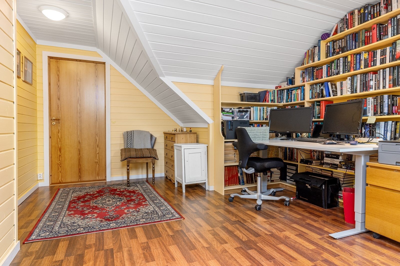 Her finner vi kontor/loftstue. Galleribilde