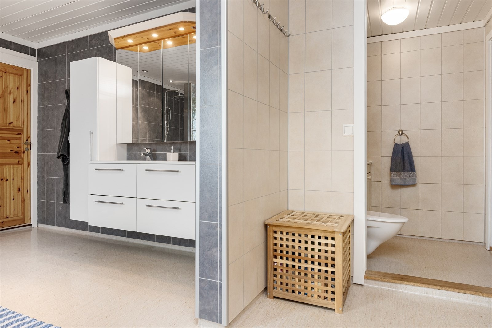 Eget toalettrom og baderomsinnredning med servant. Galleribilde