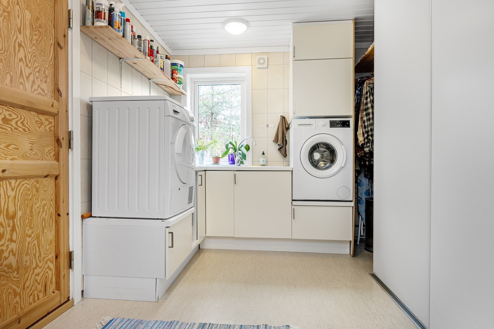 Praktisk vaskerom med oppbevaringsmulighet. Galleribilde