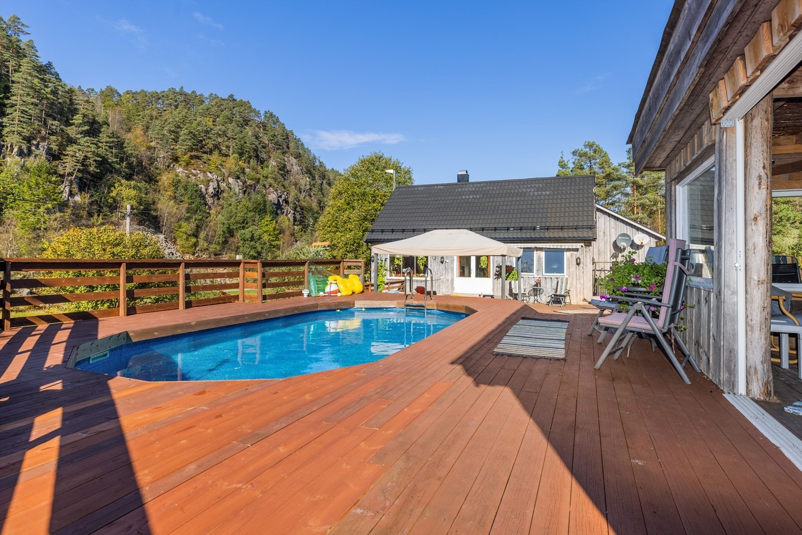 Eiendomsmegler 1 har gleden av å presentere denne eneboligen på Kvidbergskåra 47. Galleribilde