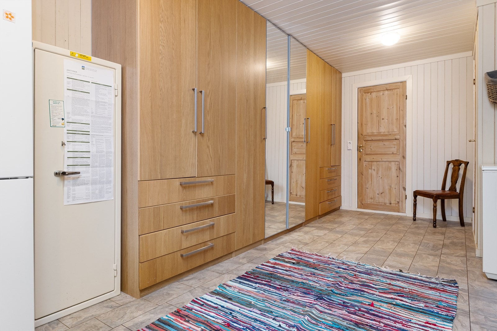 Hall med stor garderobeløsning for praktisk oppbevaring. Galleribilde