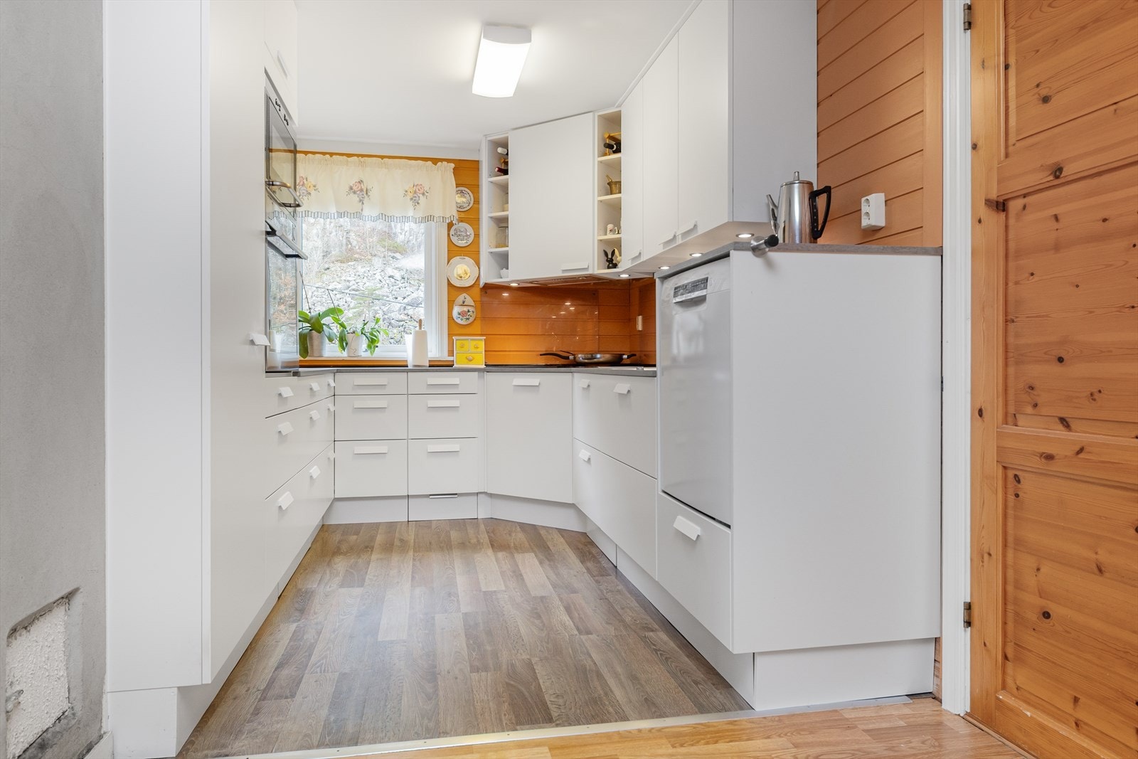 Kjøkkenet har godt med skapplass for oppbevaring. Galleribilde