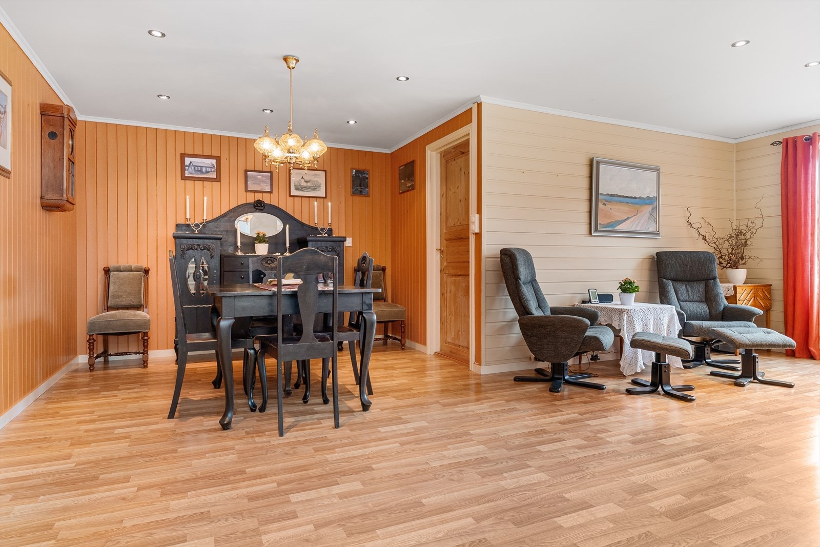 I stuen har man plass til flere sone med sittemøbler og spisegruppe. Galleribilde