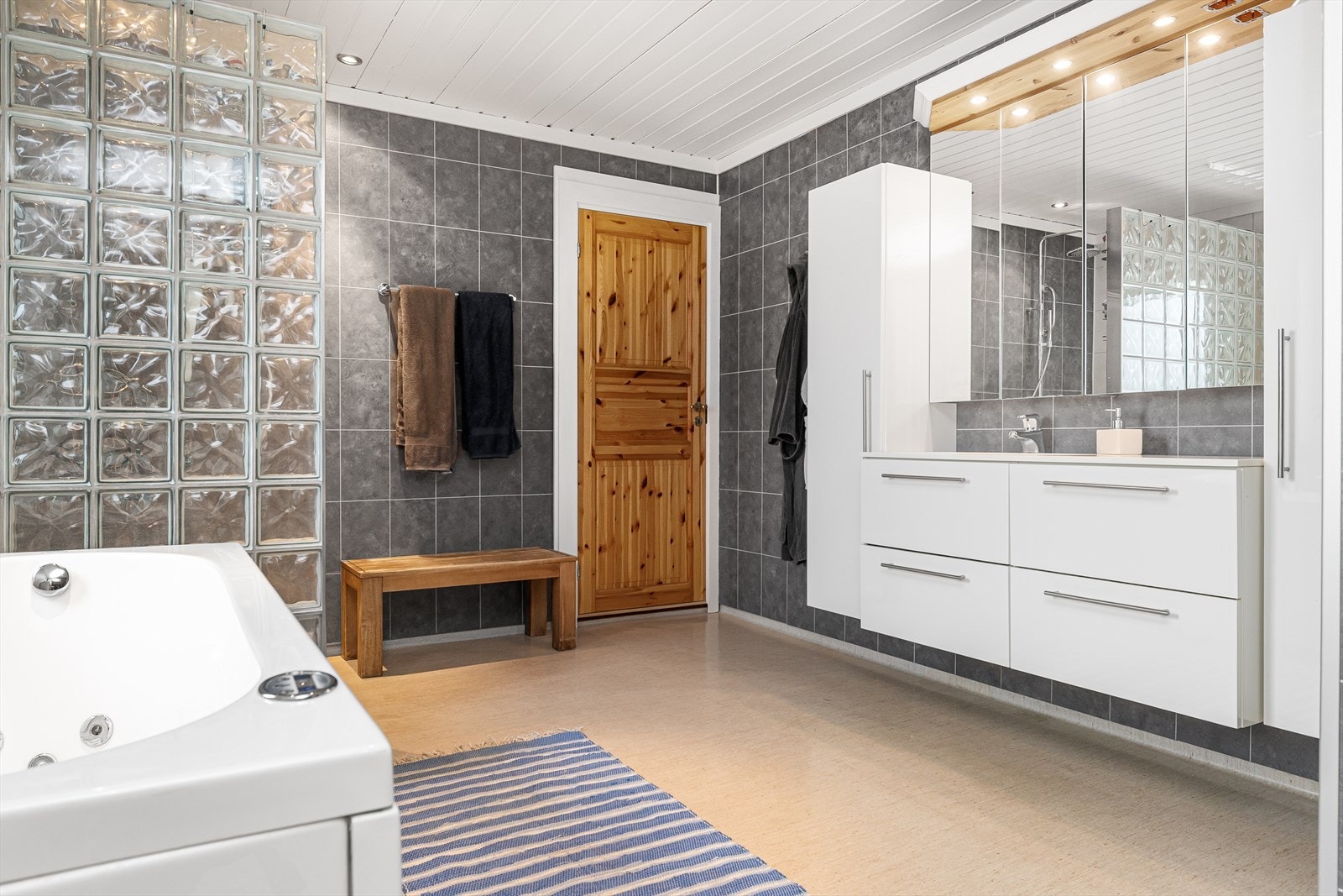 Badet har baderomsplater på vegg og vinylbelegg på gulv. Galleribilde