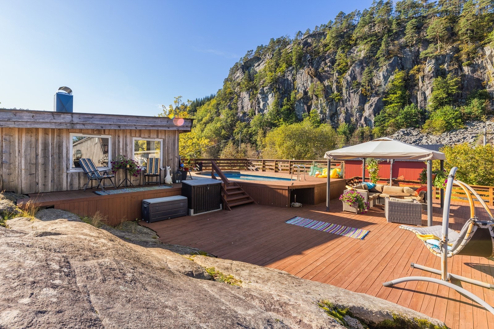 Terrassen er stor. Så her har man mulighet for å lage seg flere soner. Galleribilde