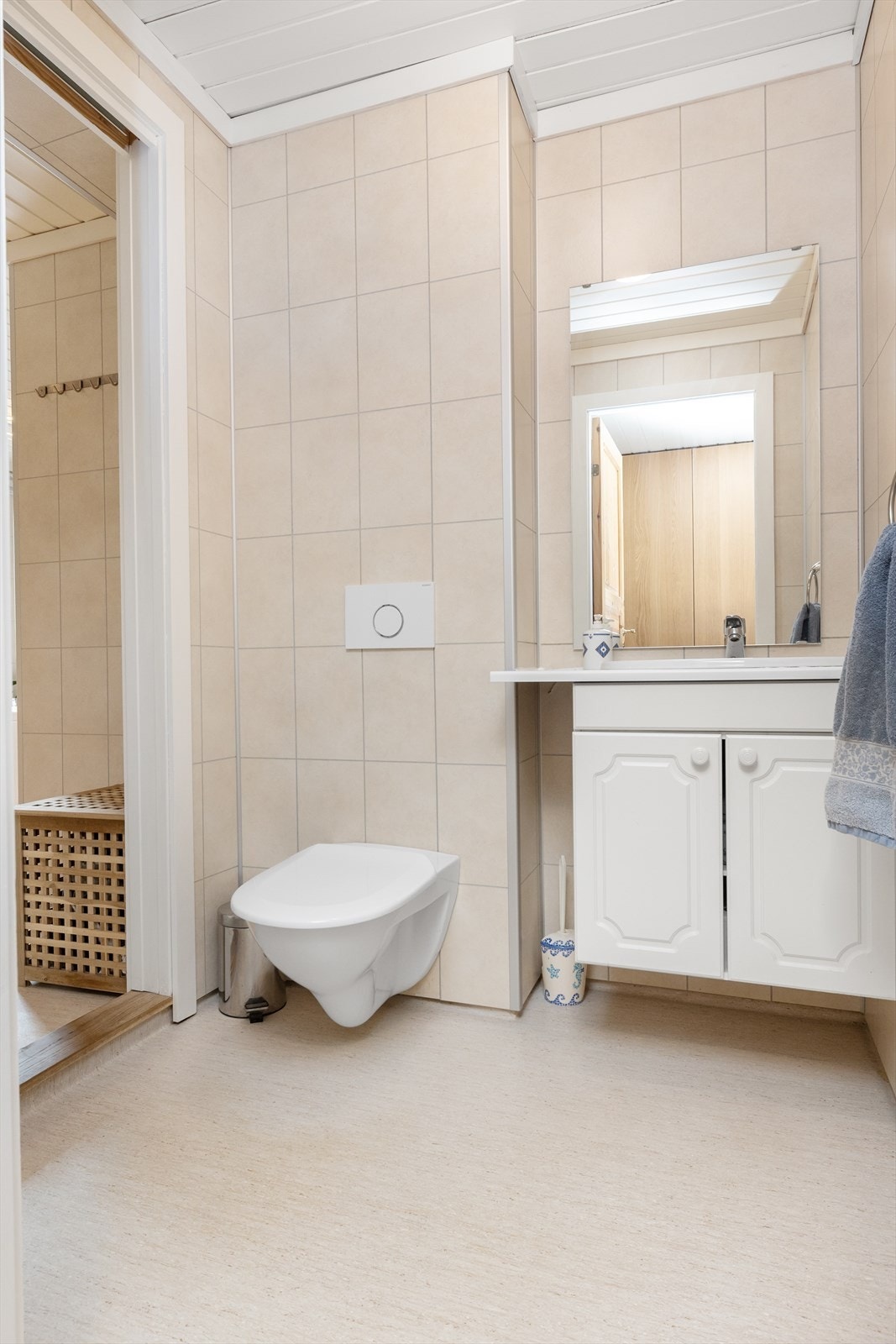 Toalettrom med tilknytning til badet. Galleribilde