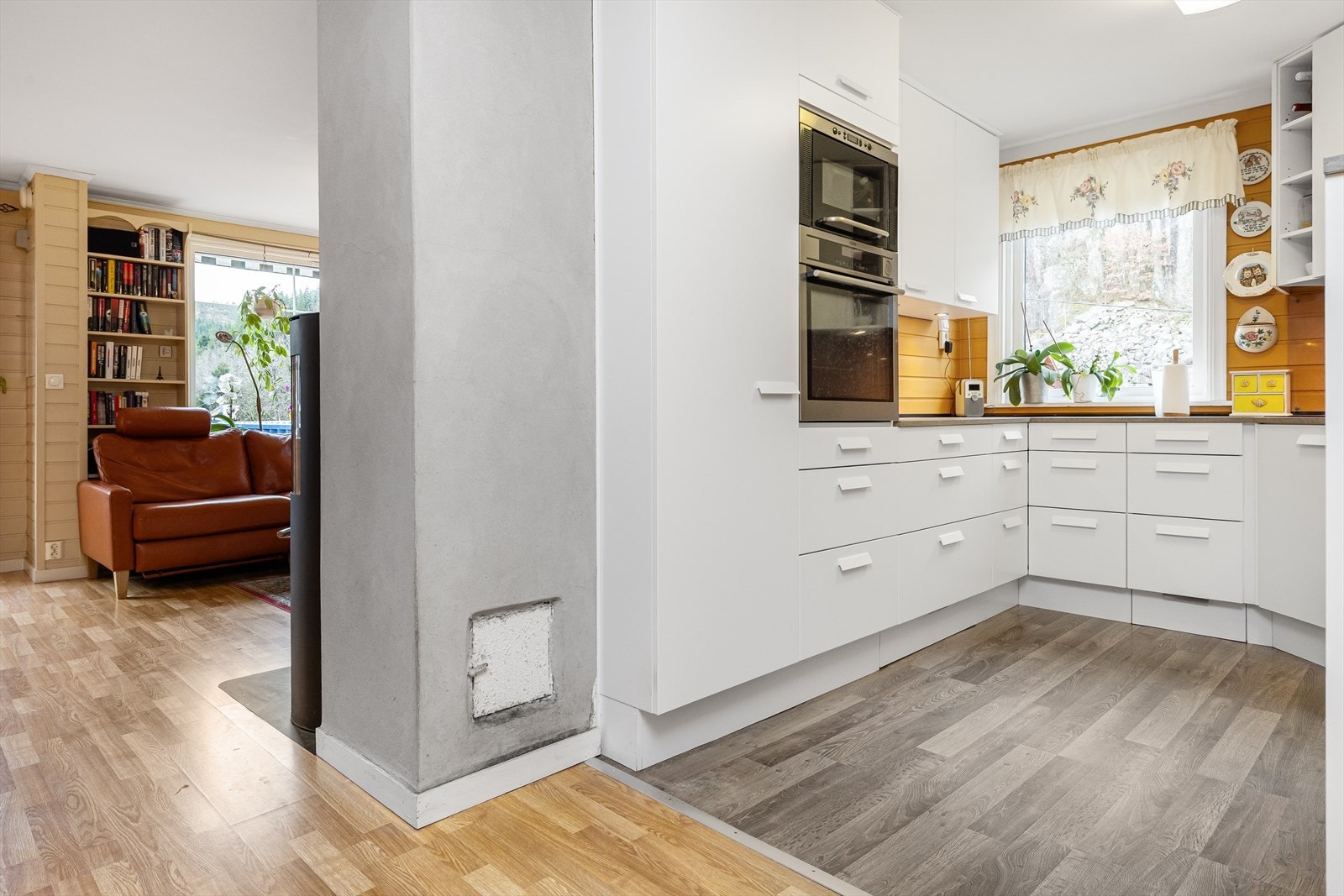 Nyere kjøkken med lyse fronter. Galleribilde