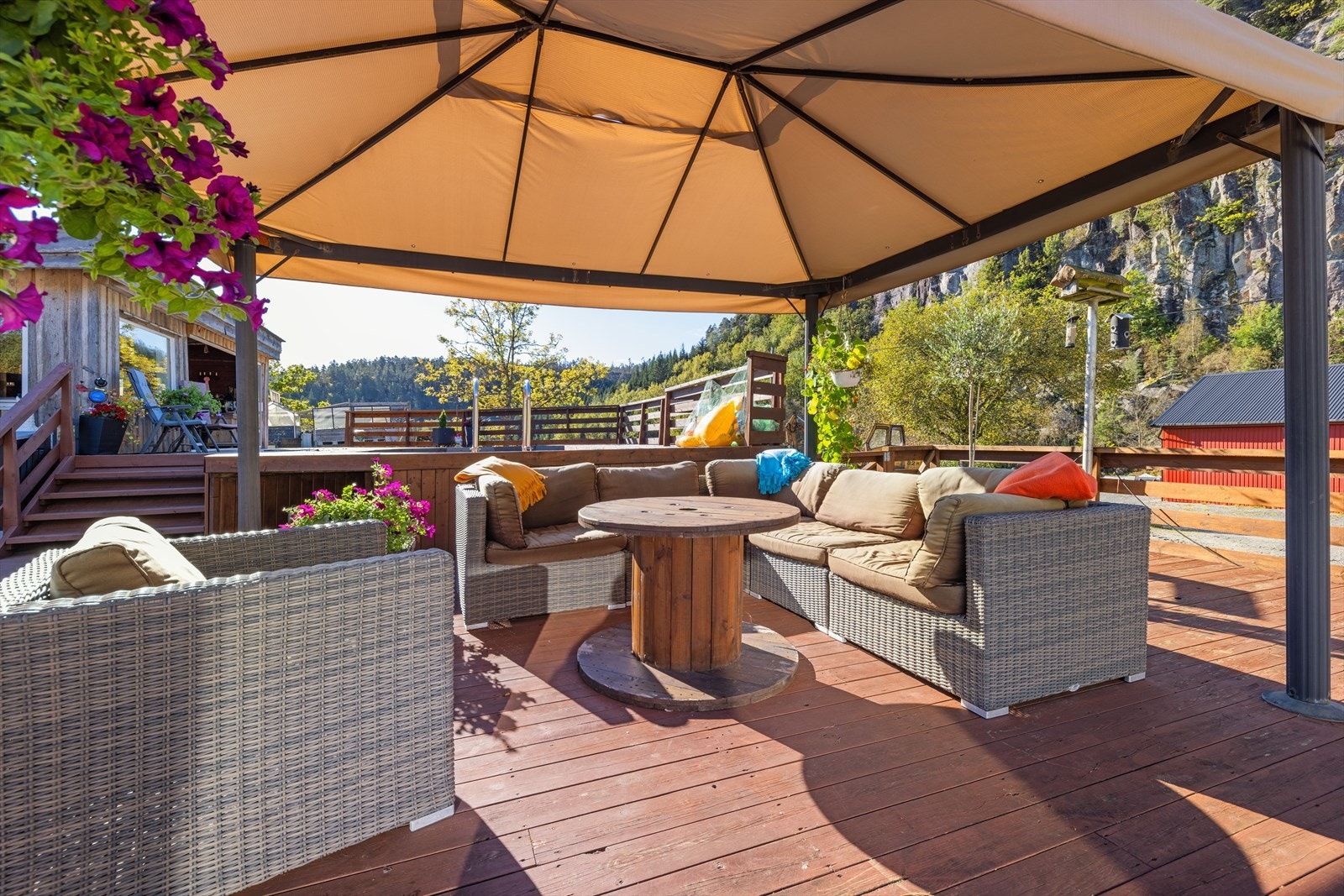 Flott uteplass med flere soner. Galleribilde