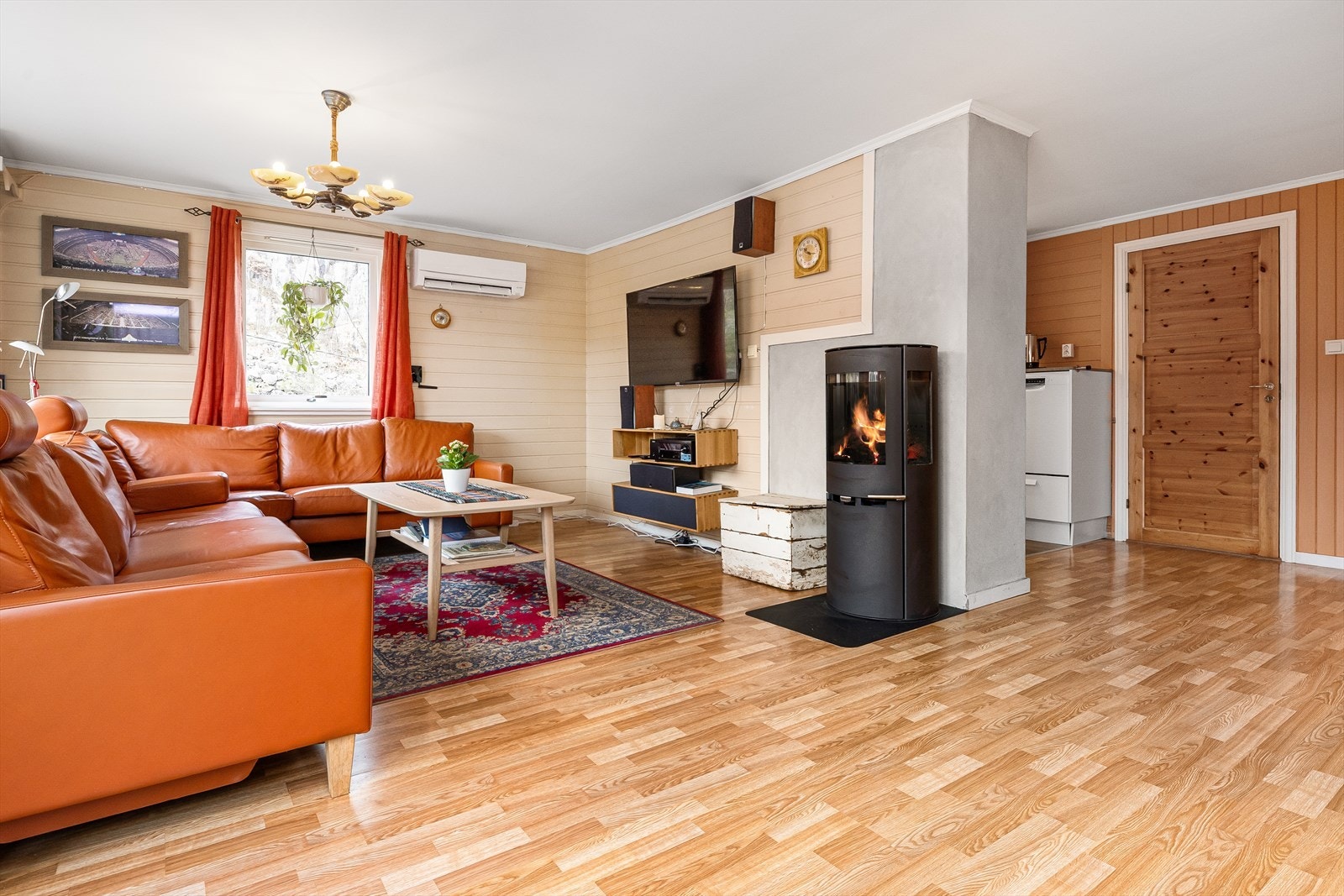 I stuen har man panel på vegger og laminat på gulver. Galleribilde