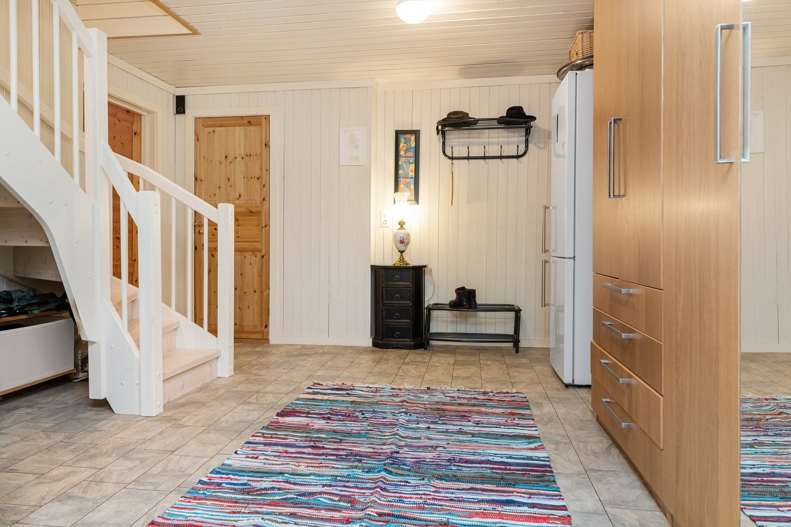 Hall med trapp opp til loftsetasjen. Galleribilde